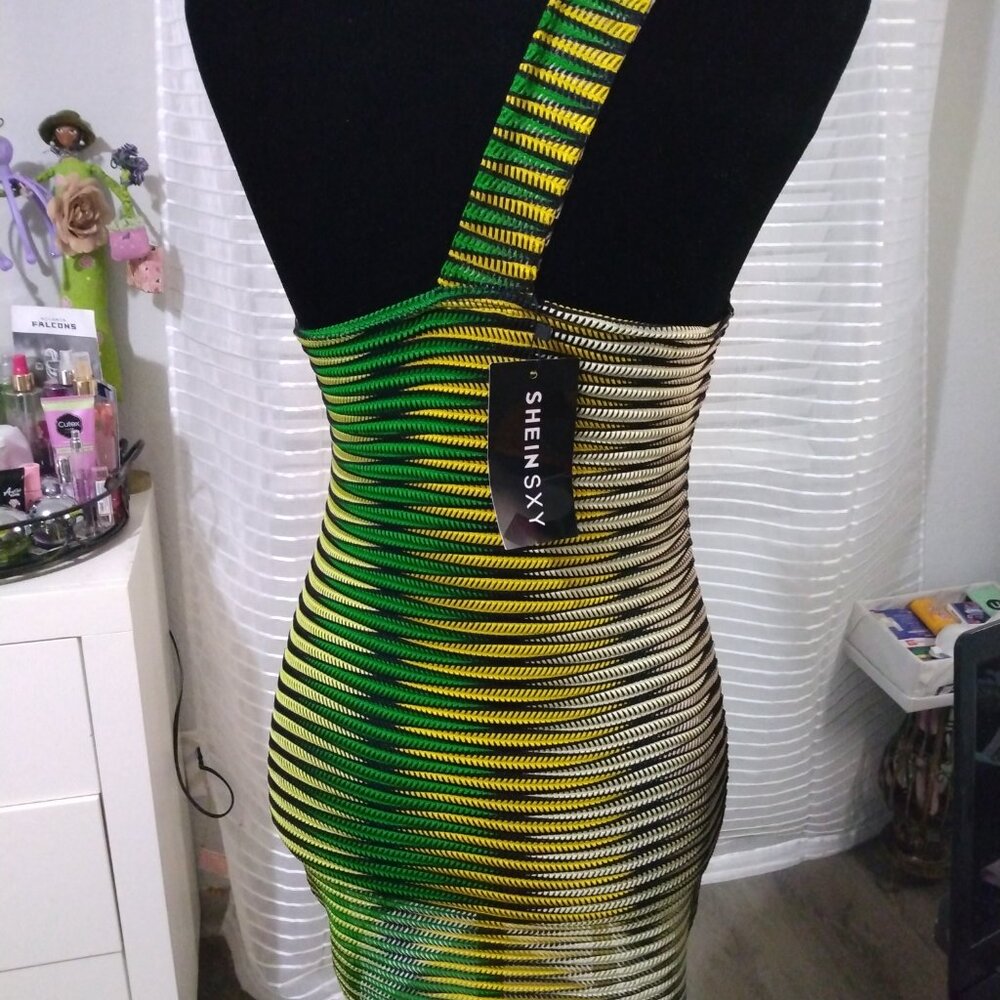 Dress - Picture 5 of 7